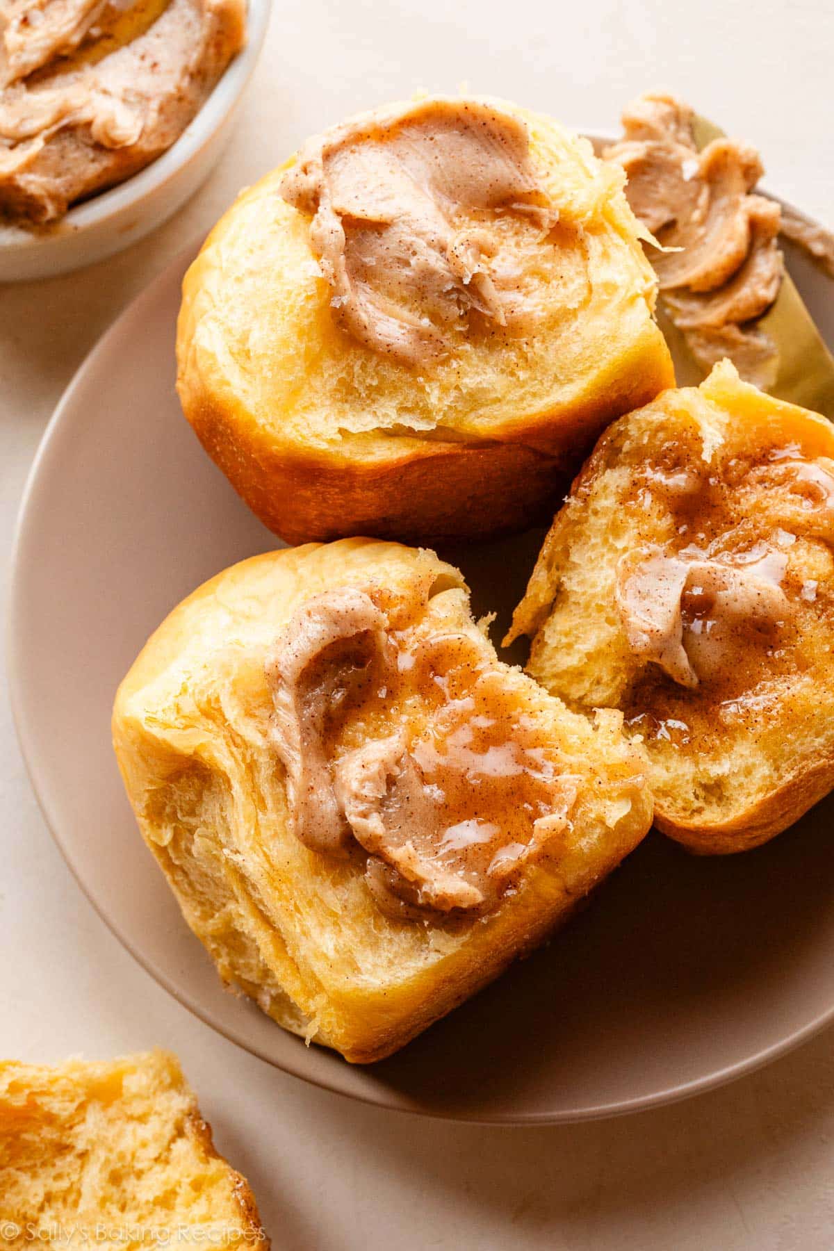 petits pains de patate douce avec du beurre de cannelle sur une assiette beige.