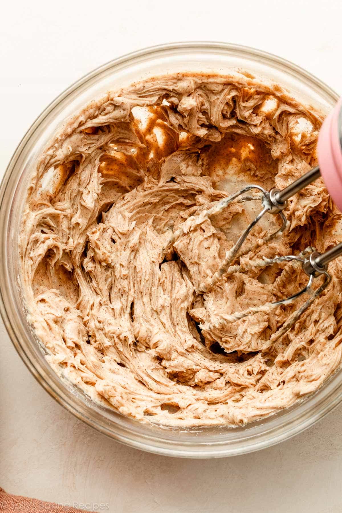 beurre de cannelle fouetté dans un bol en verre.