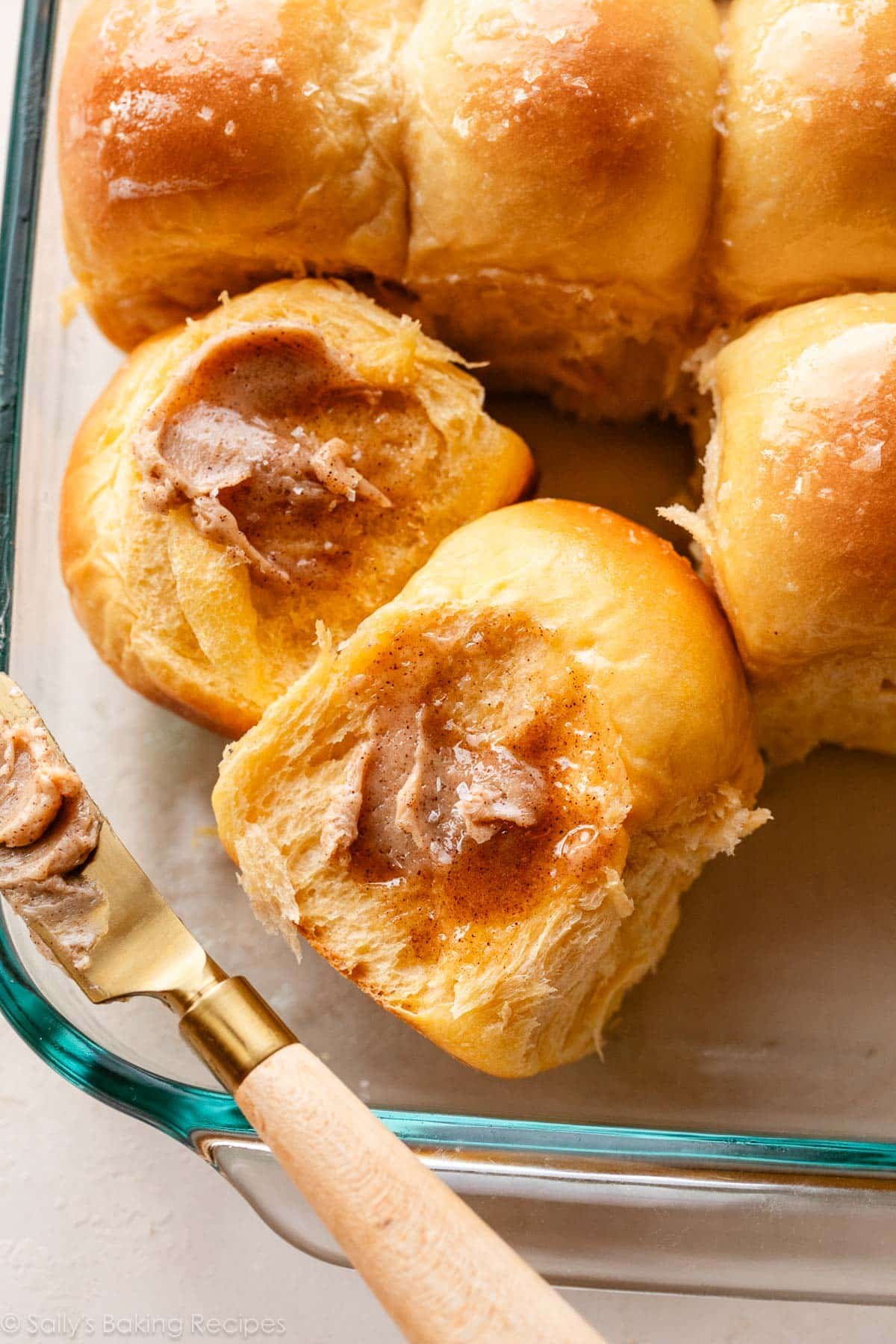 petits pains de patate douce avec beurre de cannelle fait maison.