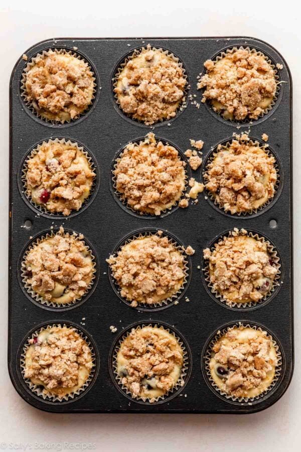 muffins avec garniture de crumble dans un moule à muffins.