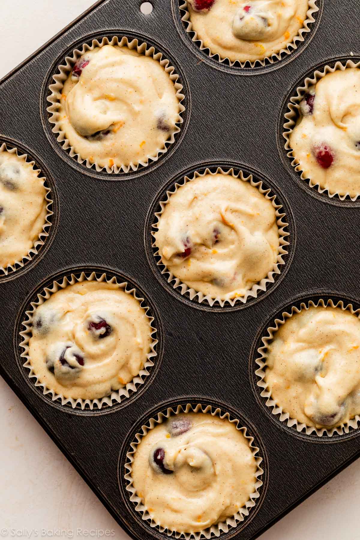 pâte de canneberge dans un moule à muffins chemisé.