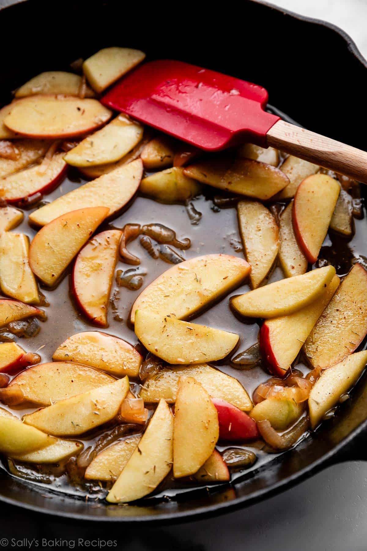 pommes dans la sauce dans la poêle.