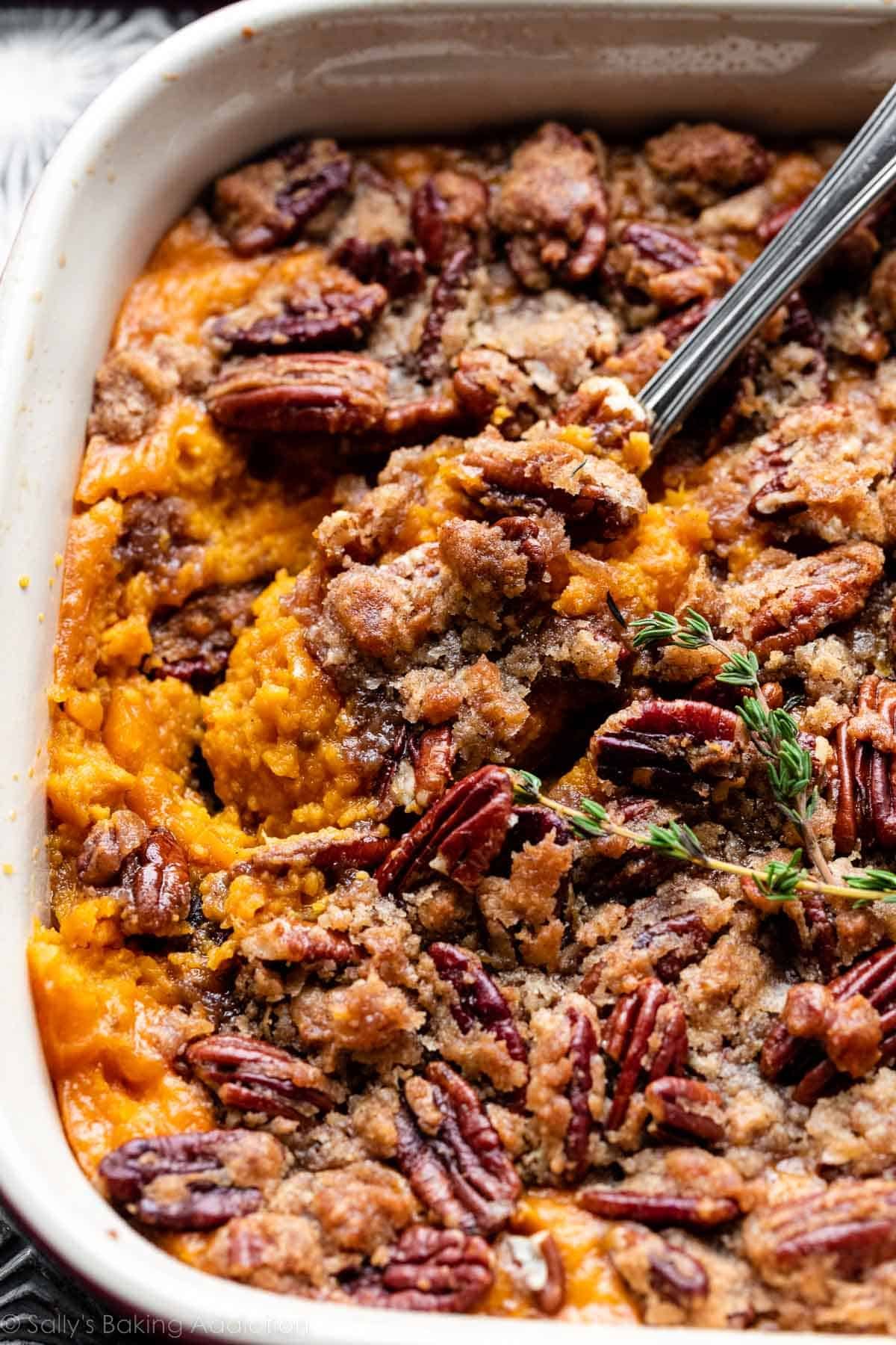 plat de casserole de patates douces avec une cuillère de service.