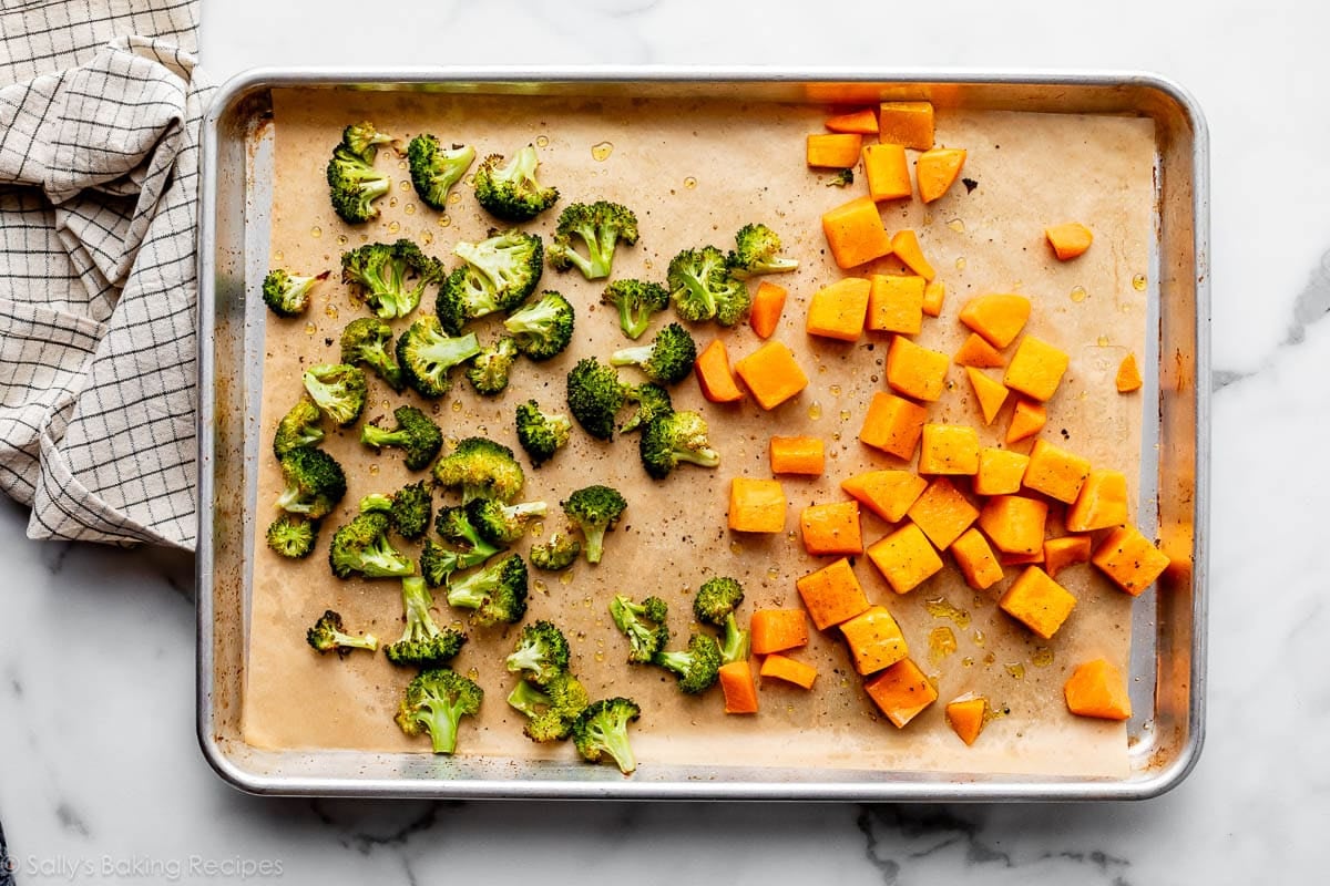 brocoli et courge musquée sur une plaque de cuisson tapissée de papier sulfurisé.