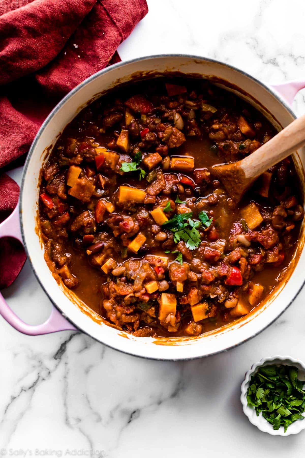 chili à la courge dans une casserole