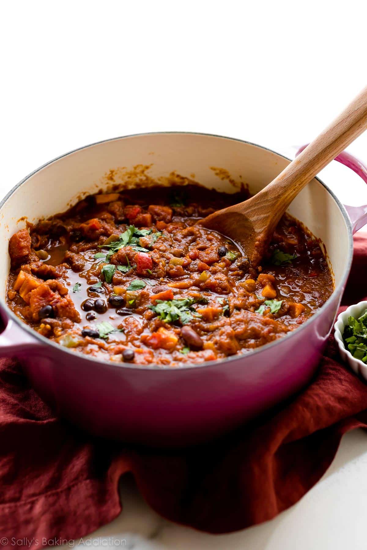 chili à la courge dans une casserole rose