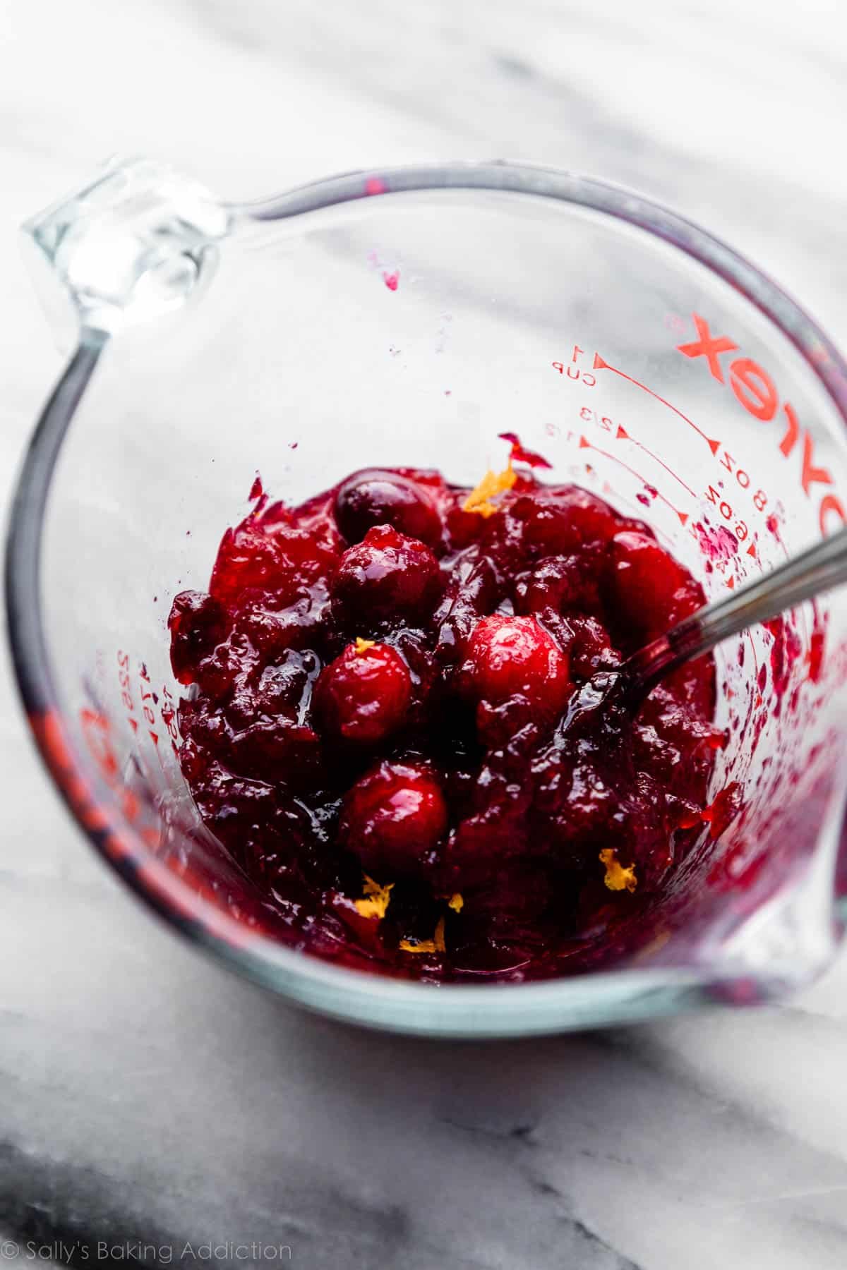 sauce cranberry épaisse dans un verre à mesurer liquide.