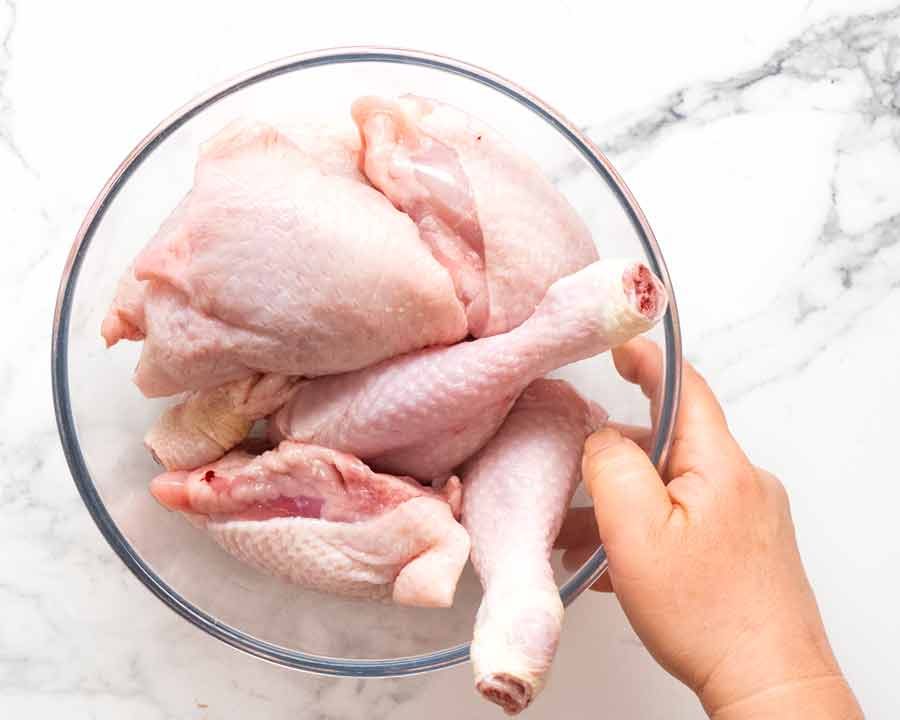 Morceaux de poulet crus pour la Fricassée de Poulet