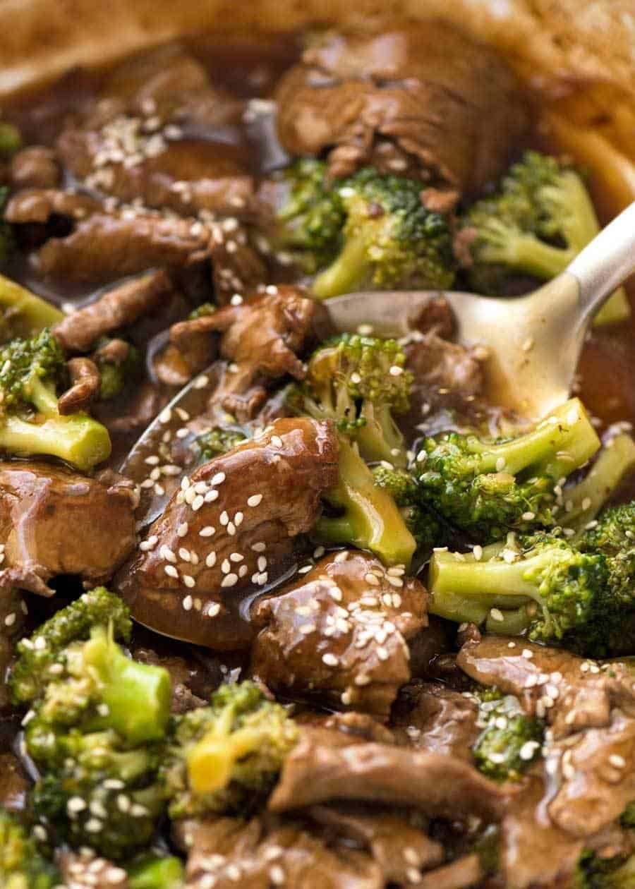 Gros plan sur le bœuf et brocoli chinois dans une poêle.