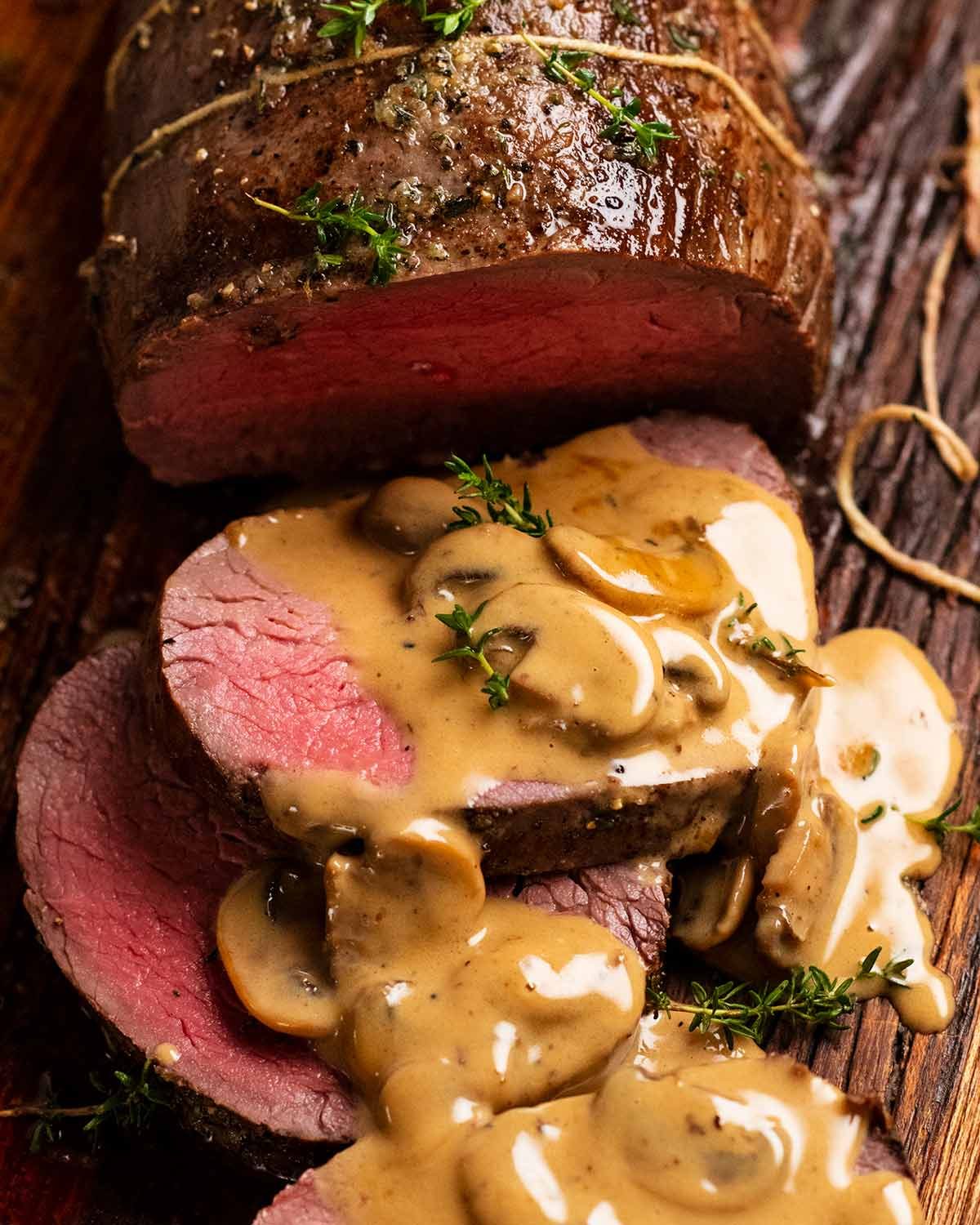 Filet de bœuf avec sauce crémeuse aux champignons