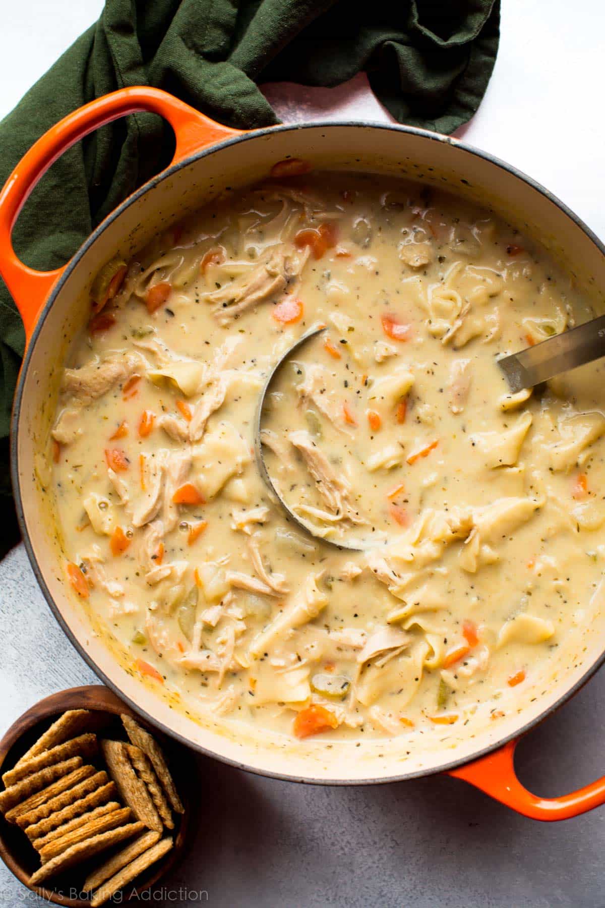 image aérienne d'une casserole orange de soupe crémeuse aux nouilles de poulet