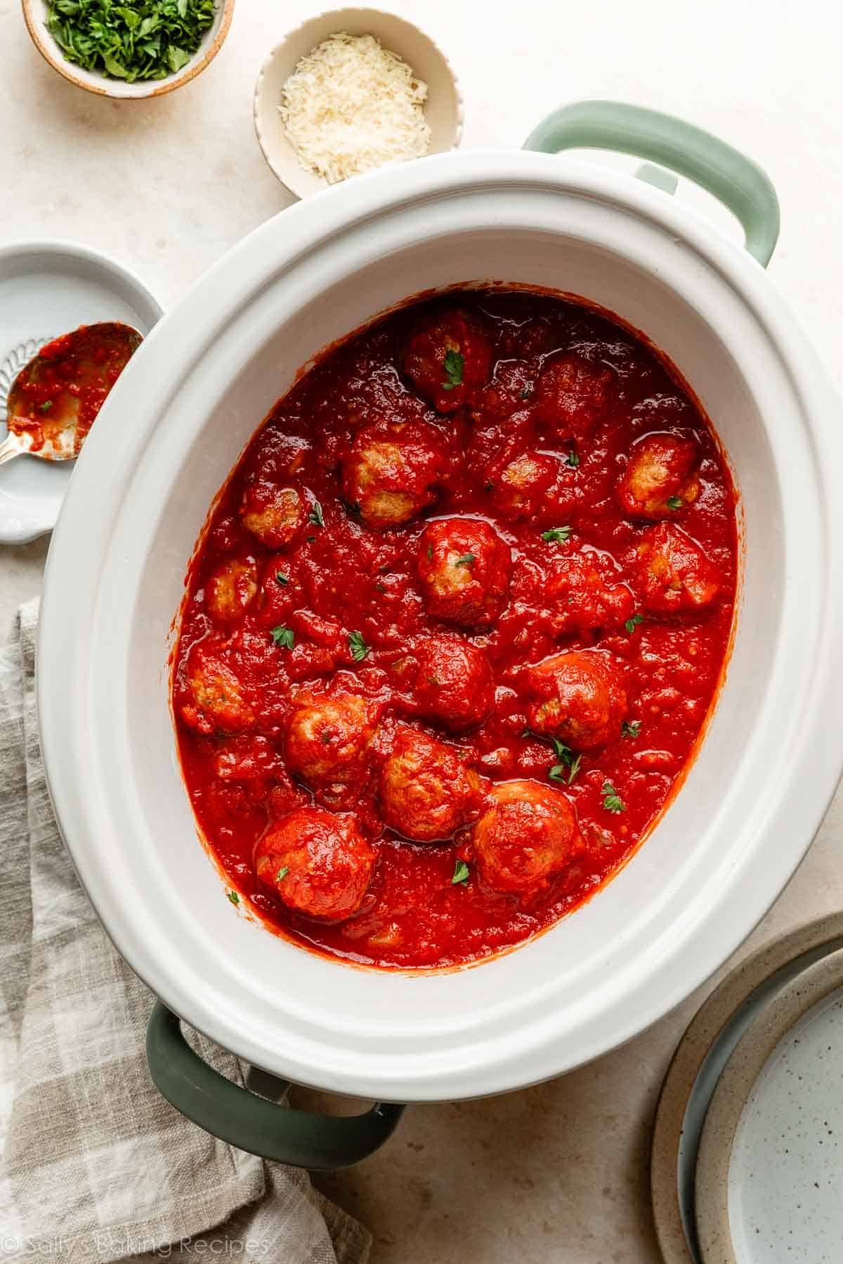 boulettes de dinde dans une sauce marinara dans la mijoteuse.