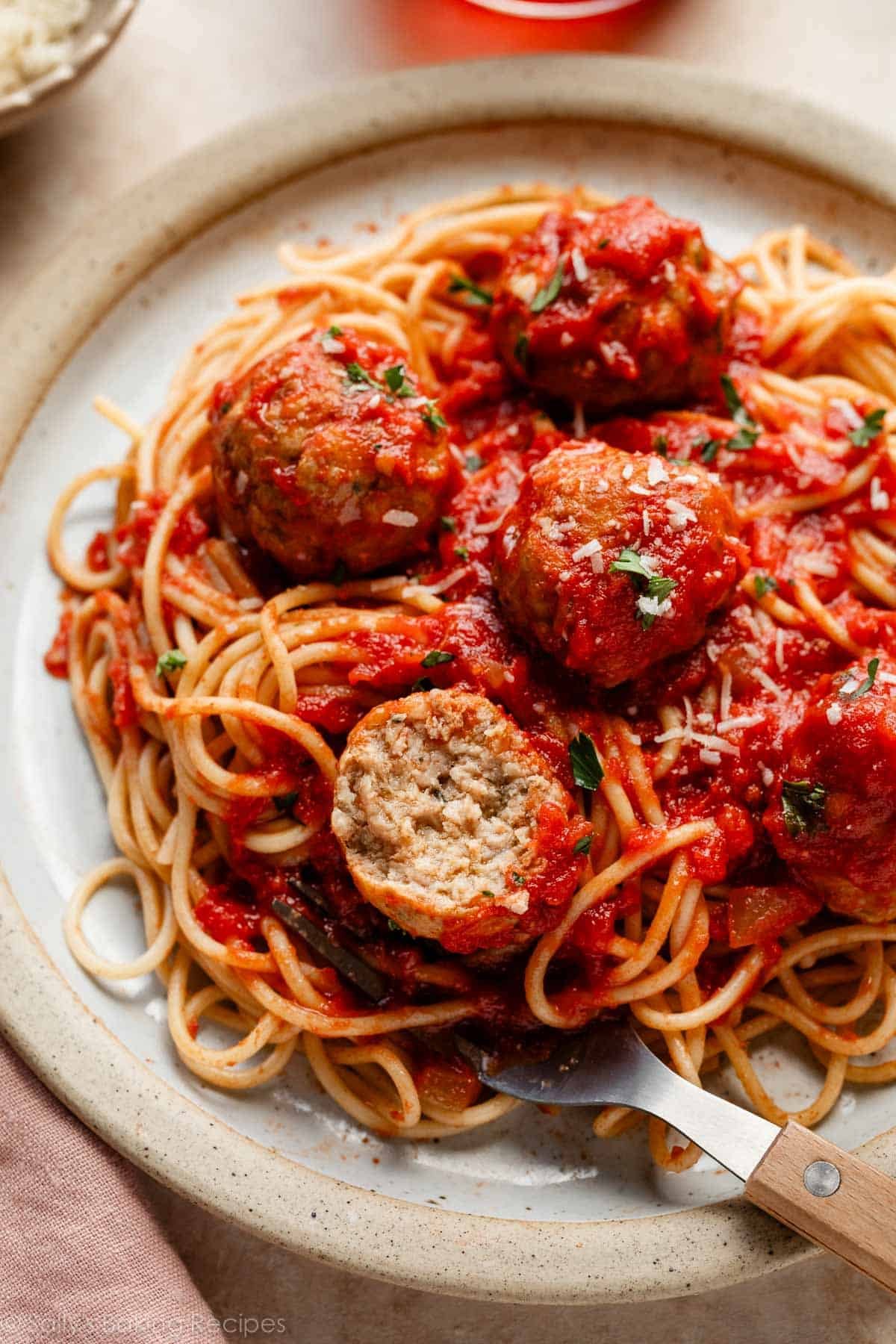 boulettes de dinde dans une sauce marinara sur des spaghetti.