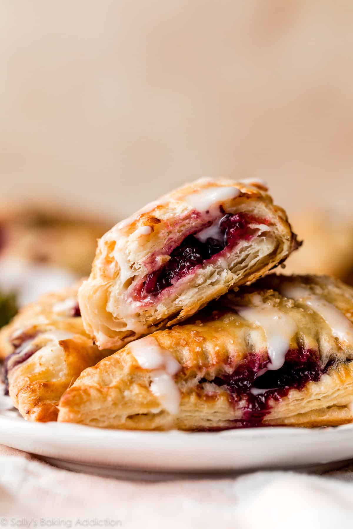 intérieur d'une tourte aux baies cuite montrant des couches de pâte feuilletée