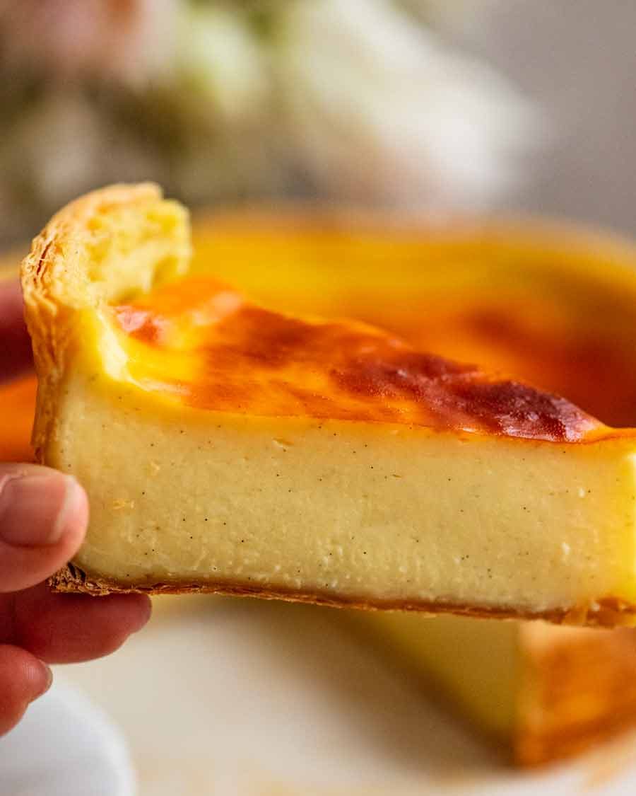 Main tenant un Flan Patissier