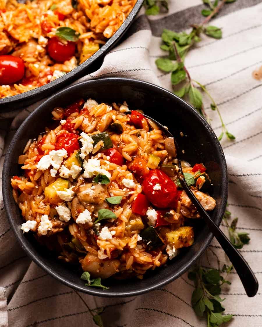 Poulet au risoni grec (orzo) dans un bol prêt à être dégusté