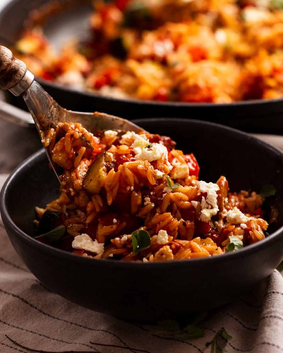 Servir le poulet grec au risoni (orzo)