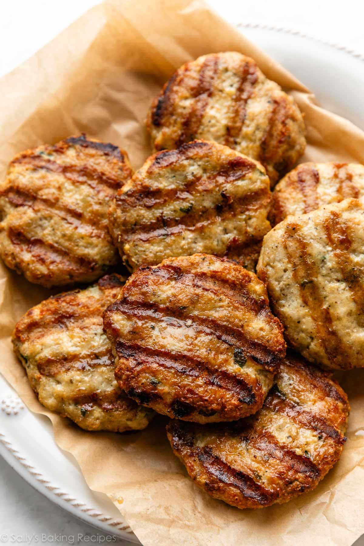 burgers de poulet sur une assiette recouverte de papier sulfurisé.