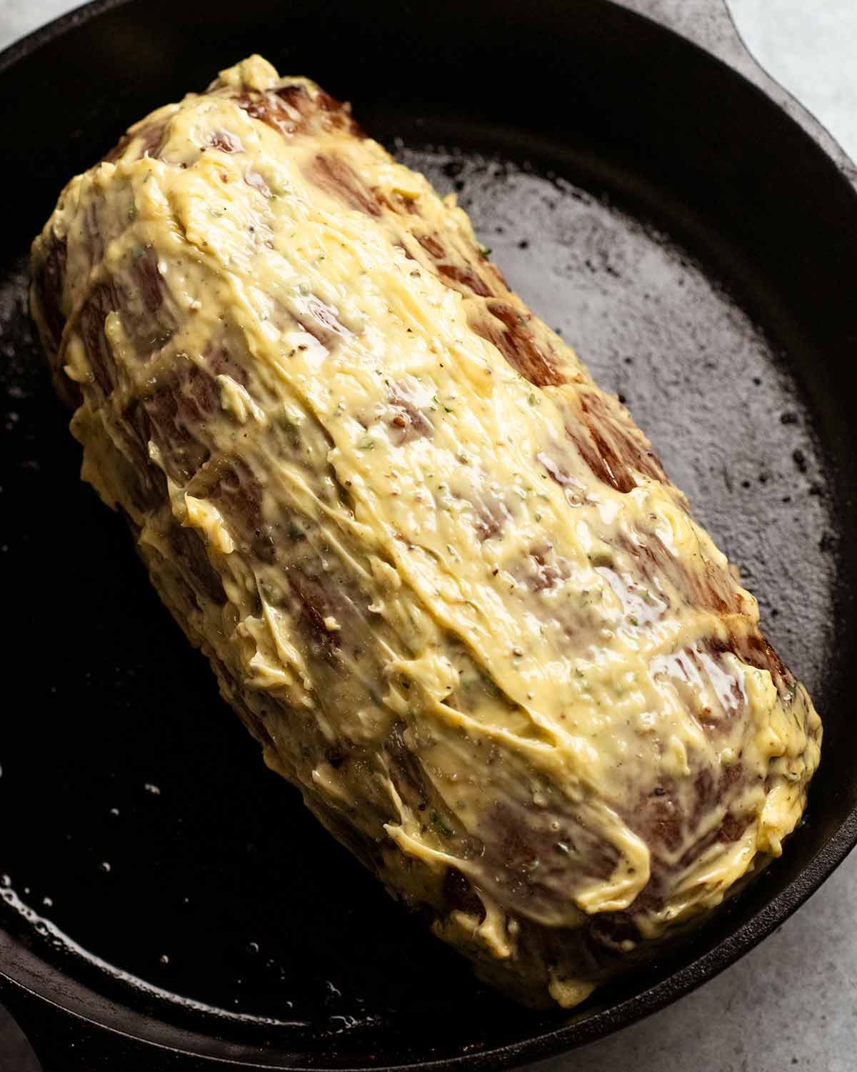 Filet de boeuf avec sauce crémeuse aux champignons