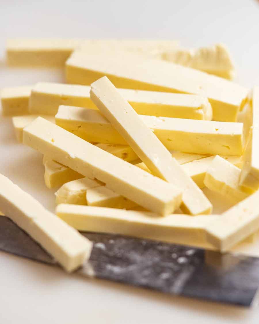 Halloumi coupé pour les frites de halloumi