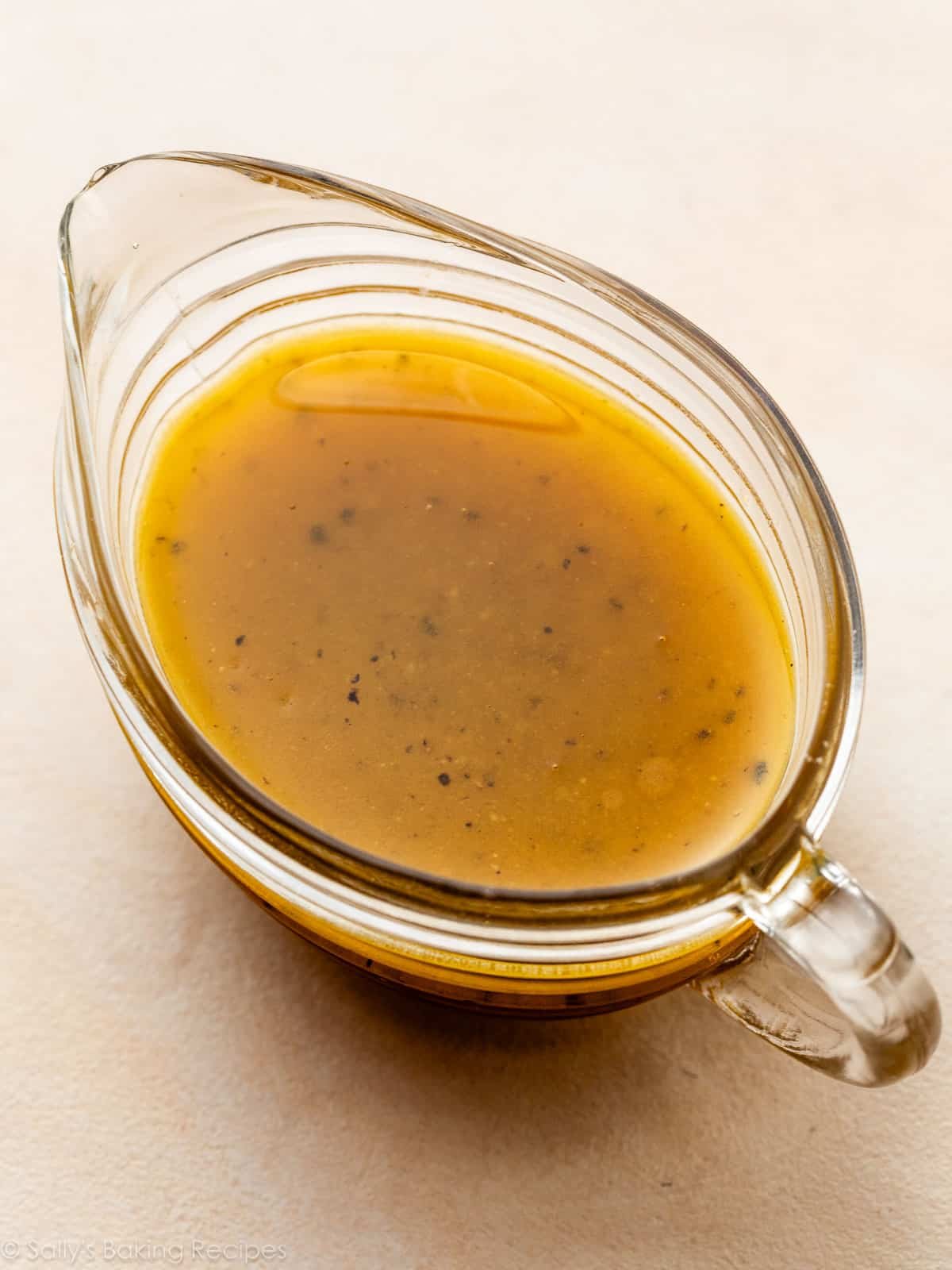 vinaigrette à l'érable dans une petite saucière en verre.