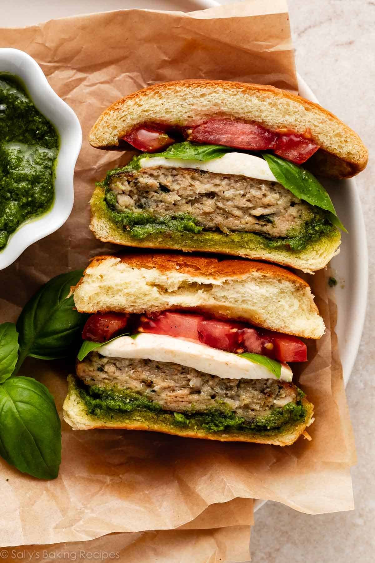 burger de poulet au pesto caprese avec tomate et basilic coupé en deux