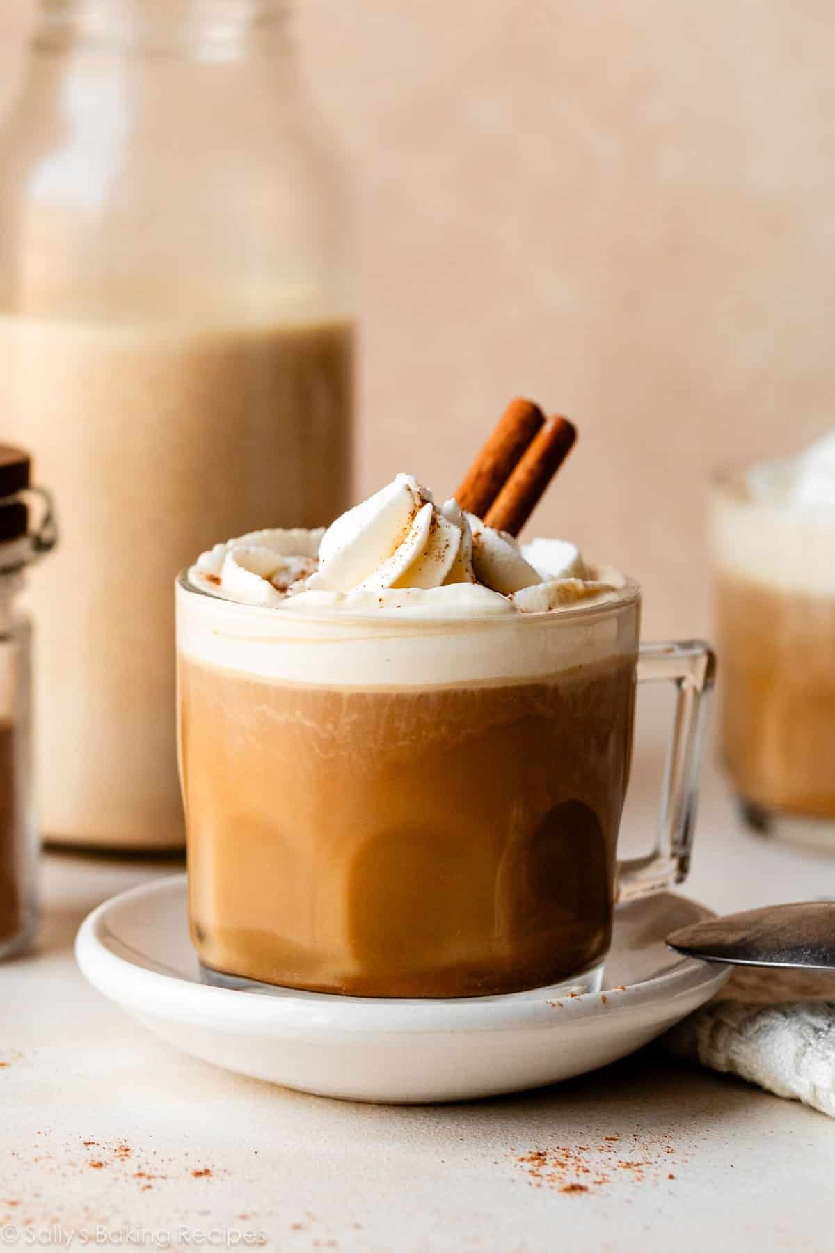 verre de crème à café au potiron dans du café avec de la crème fouettée.