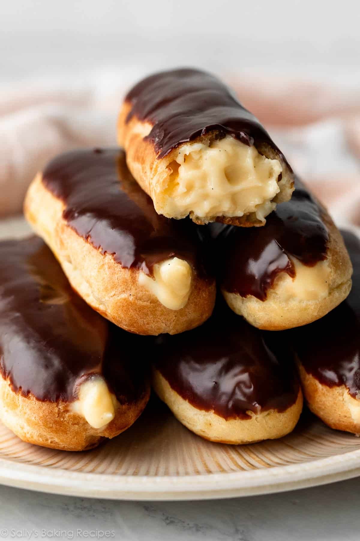 éclairs avec chocolat sur le dessus et remplis de crème pâtissière.