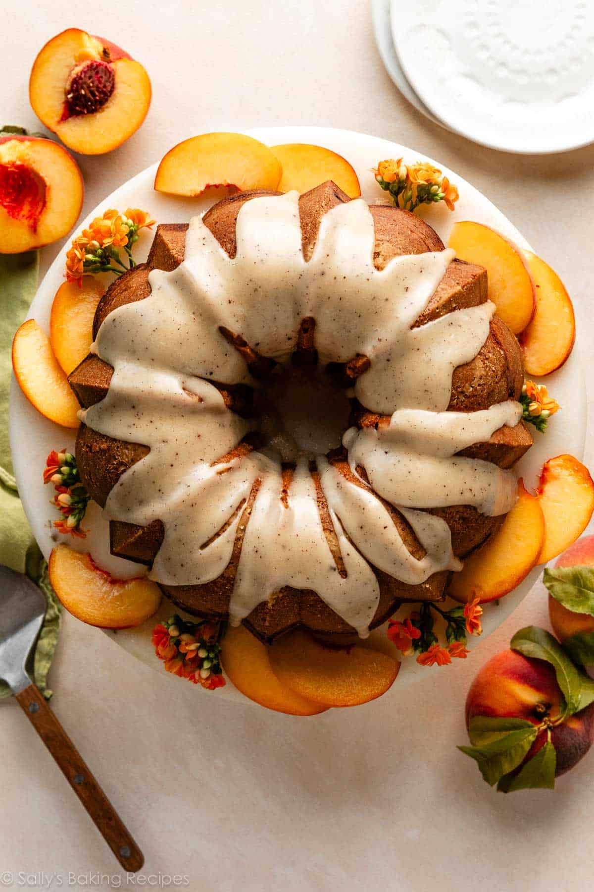 gâteau Bundt à la pêche avec glaçage au beurre noisette