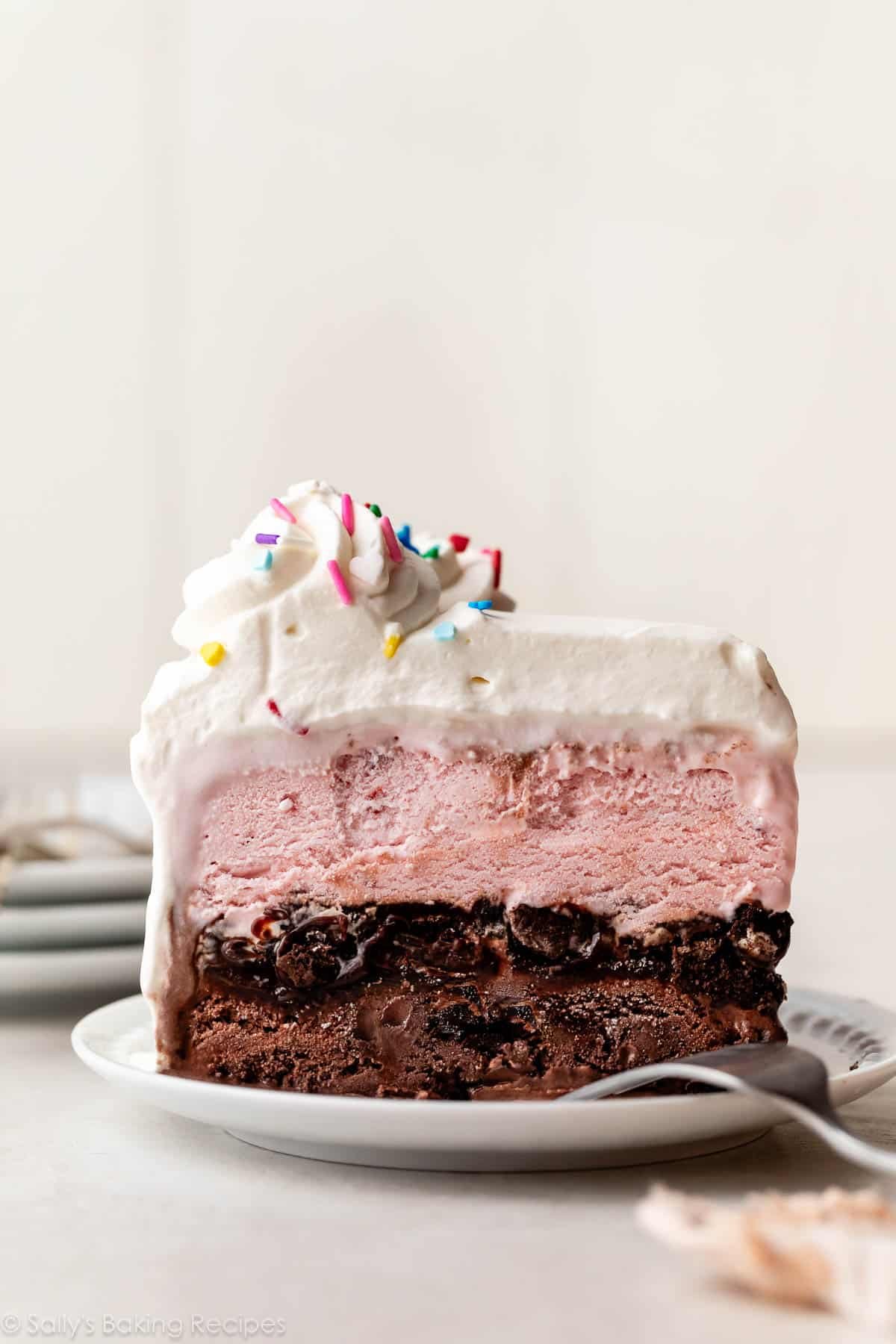 part de gâteau glacé sur assiette blanche