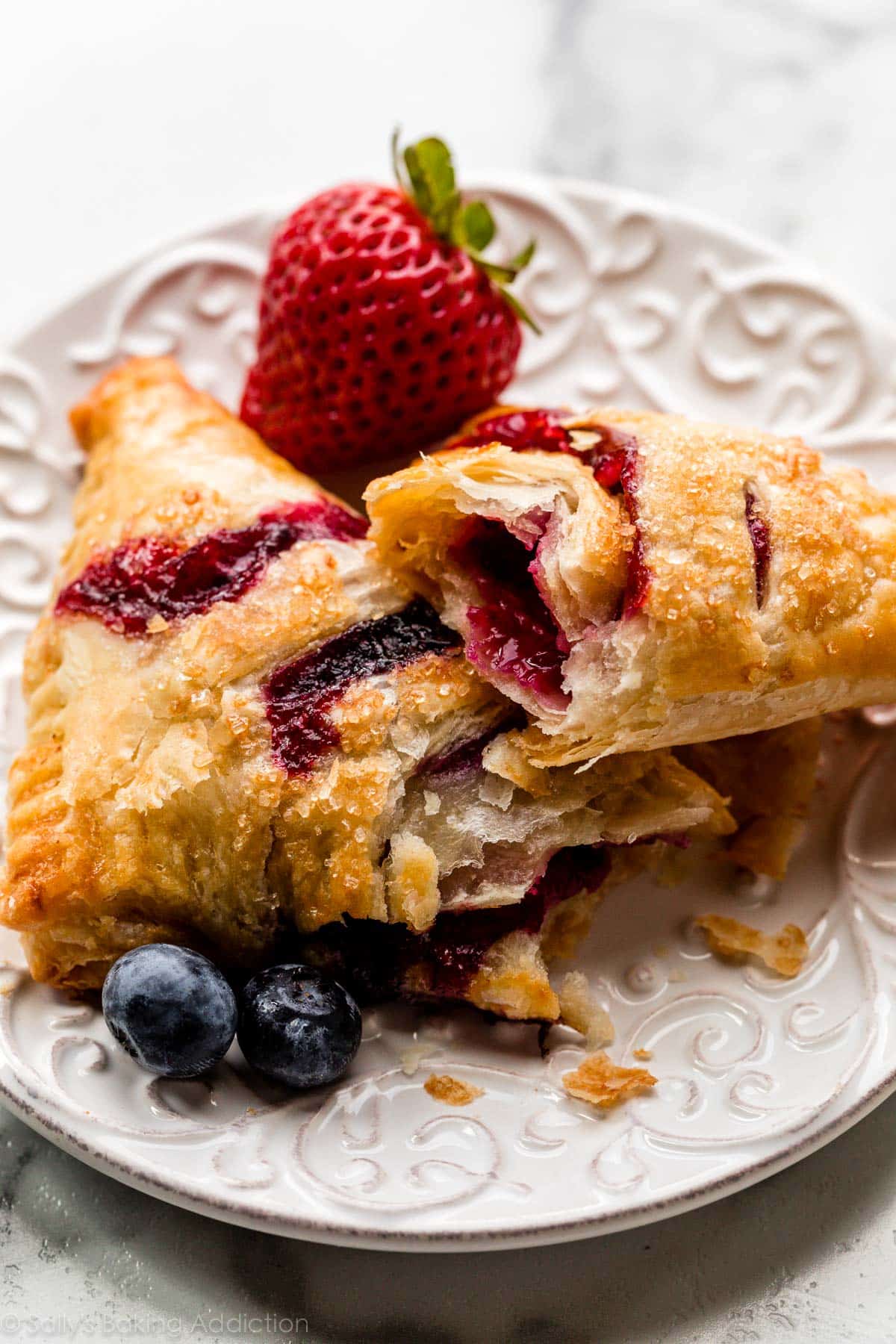 tourtes aux baies mélangées sur assiette avec une pâte feuilletée maison extra croustillante