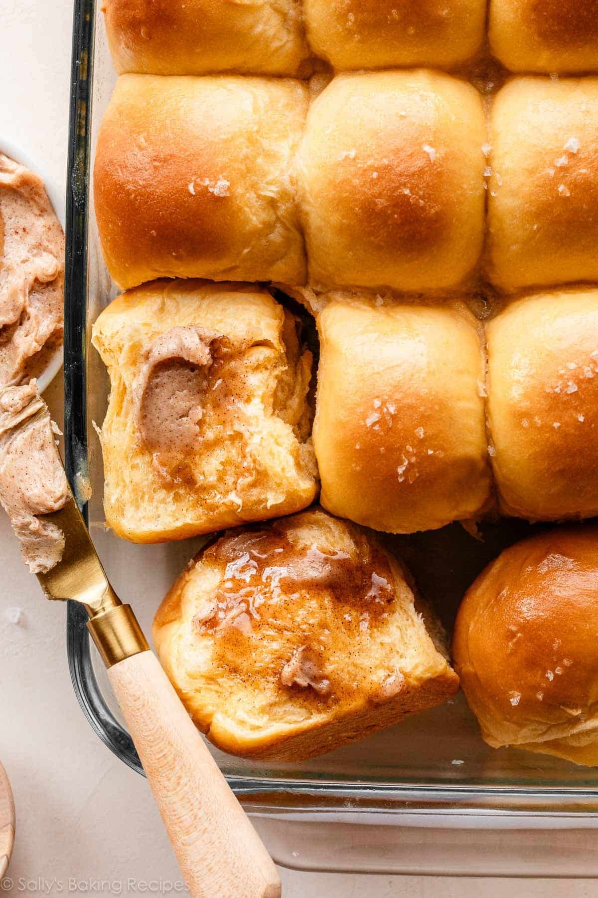 pains de patate douce avec beurre à la cannelle et fleur de sel sur le dessus dans un plat en verre.