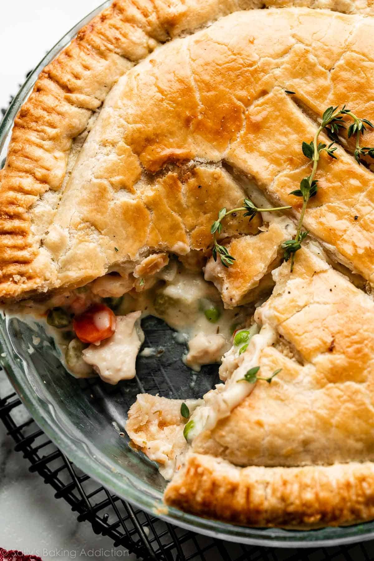 poulet en croûte dans un plat en verre avec une tranche retirée.