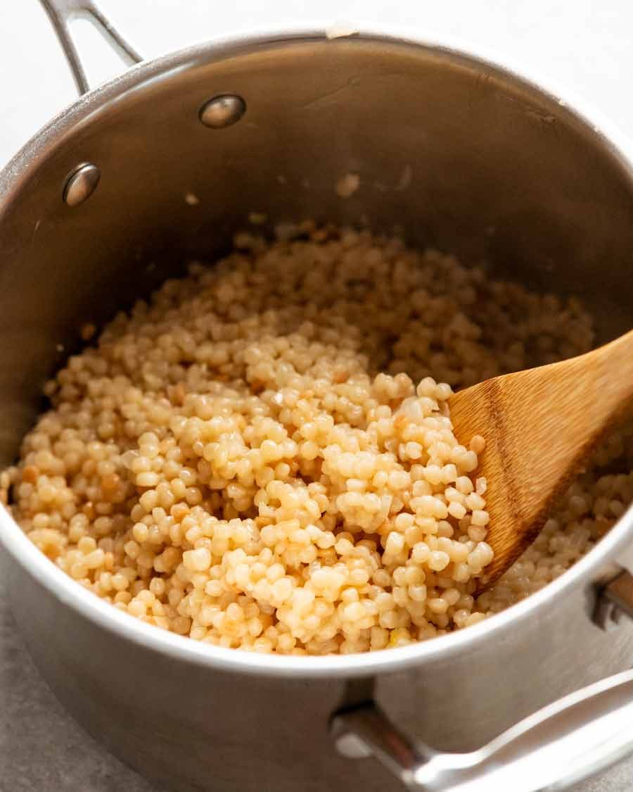 Couscous perlé cuit dans une casserole