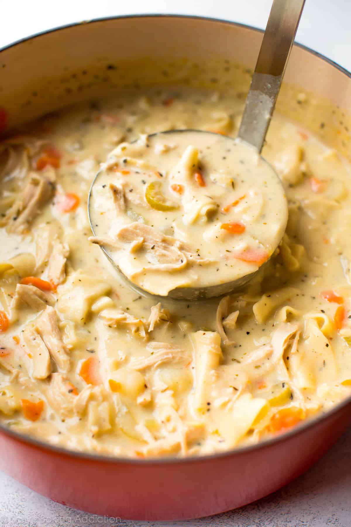 Soupe crémeuse aux nouilles de poulet maison dans une casserole.