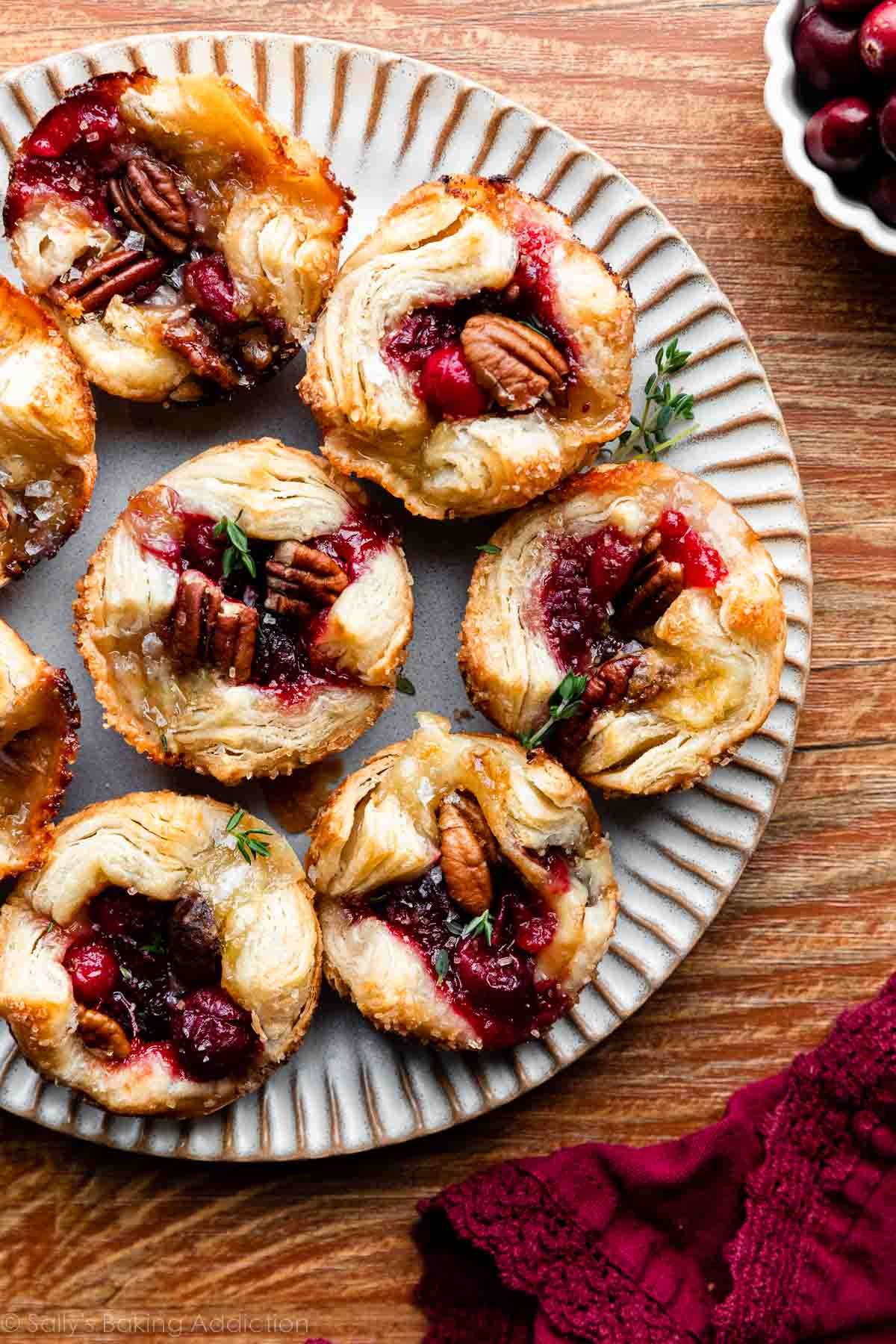 bouchées de brie avec cranberry sur assiette grise.