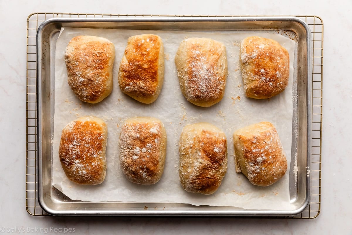 Petits pains ciabatta sur une plaque de cuisson.