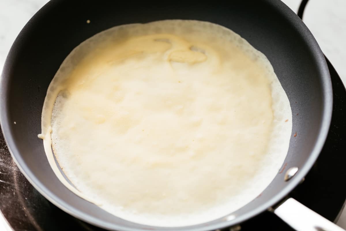 Pâte pour crêpes dans une poêle antiadhésive.