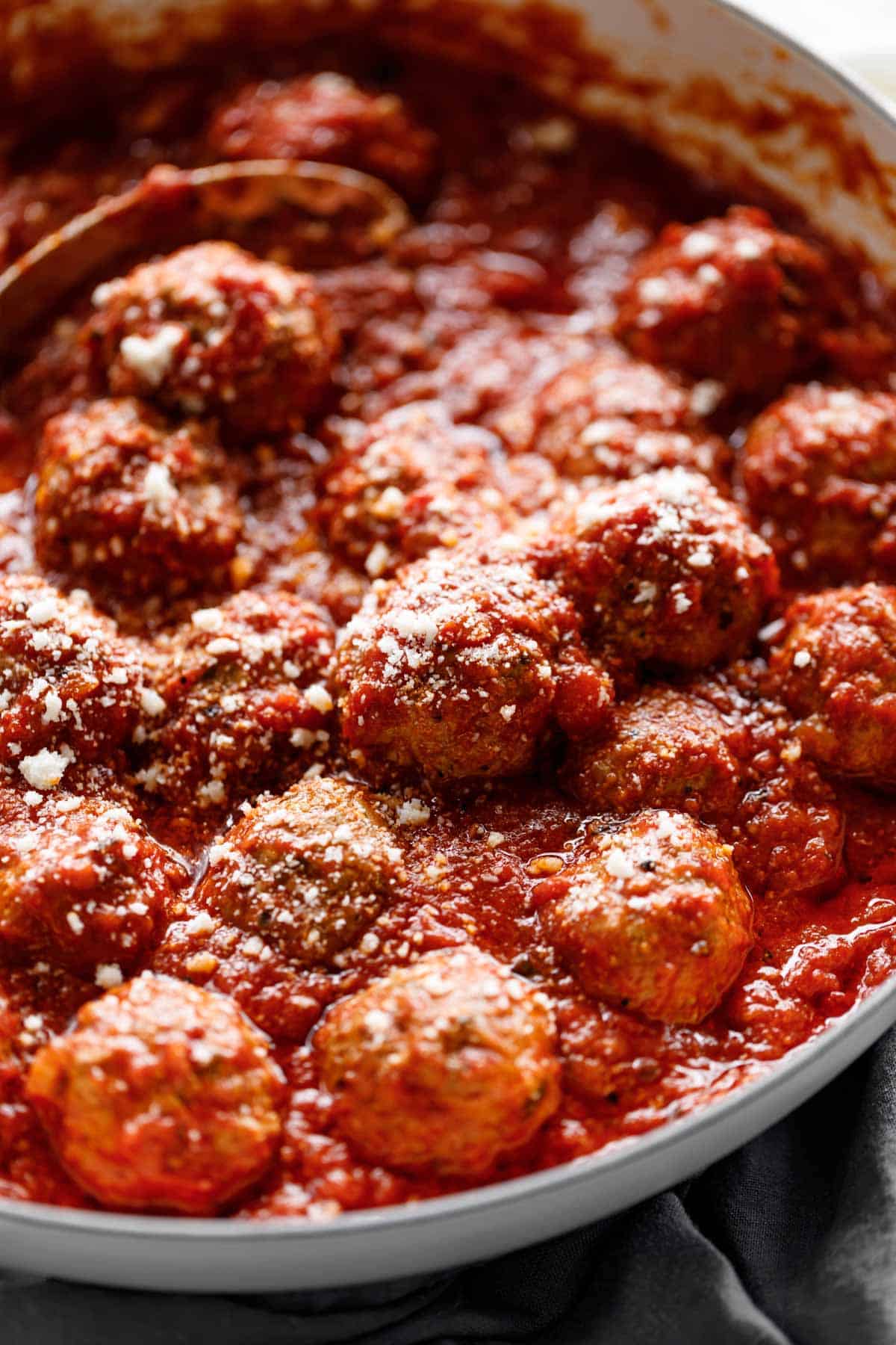 Faciles Boules de Viande au four trempées dans une sauce marinara