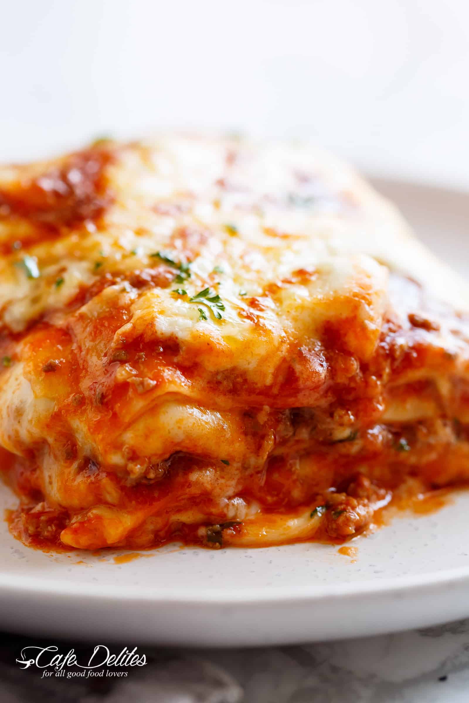 Couches de lasagne sur assiette