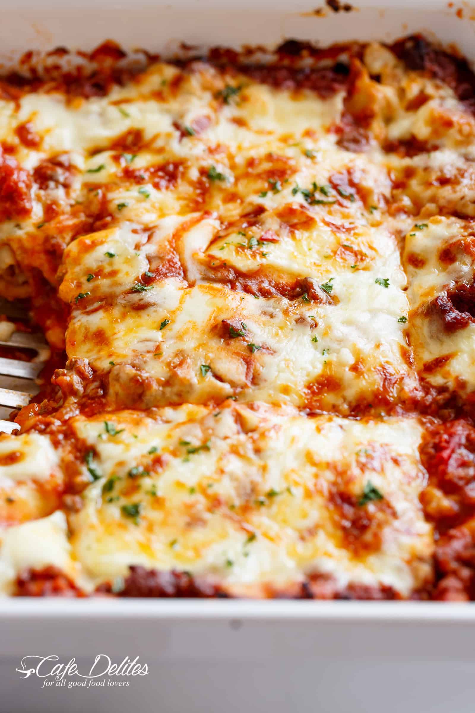 La meilleure lasagne avec une riche sauce à la viande et une sauce blanche crémeuse au parmesan, plus la quantité parfaite de fromage mozzarella ! PAS de fromage ricotta nécessaire !