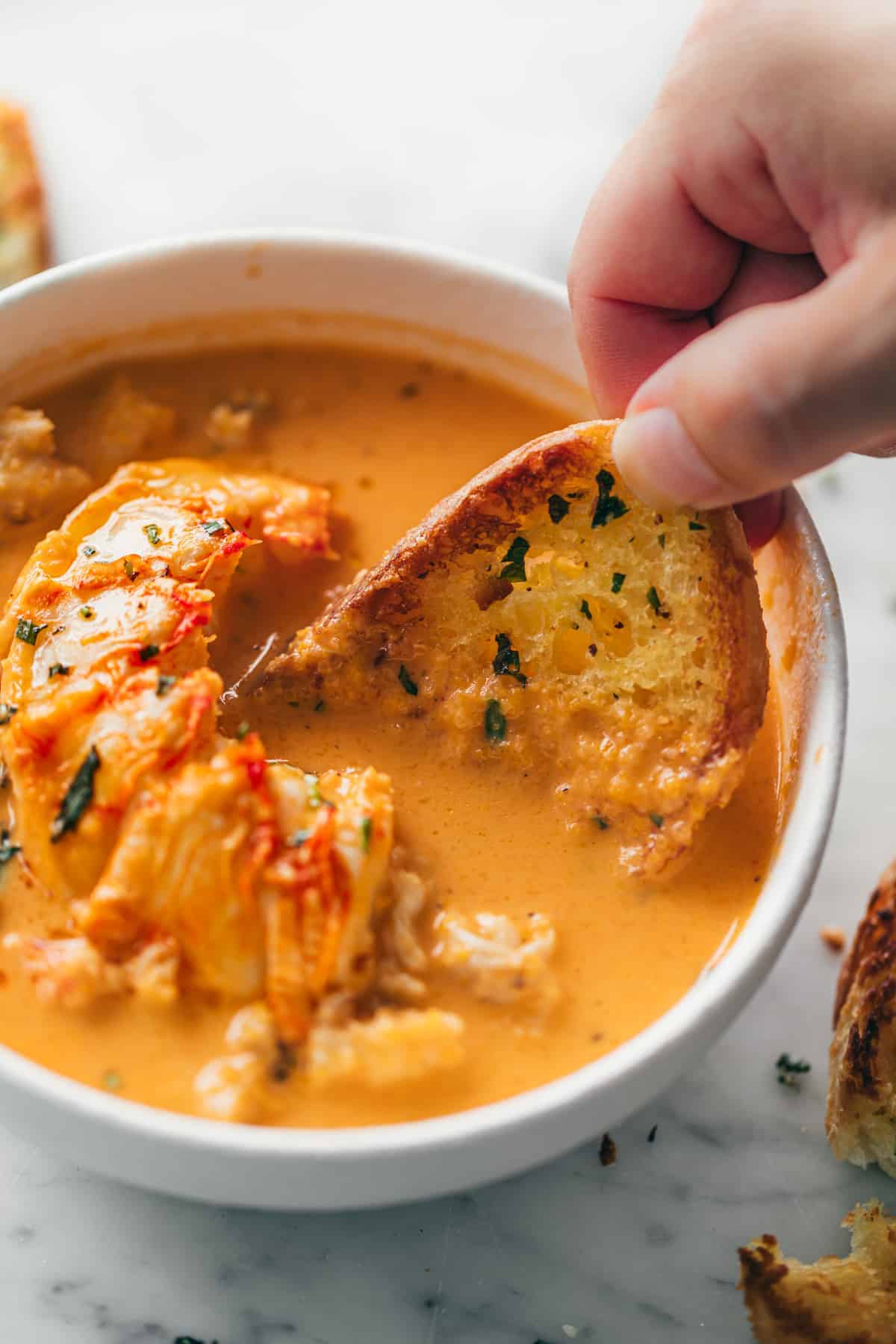 Bisque de homard avec pain à l'ail