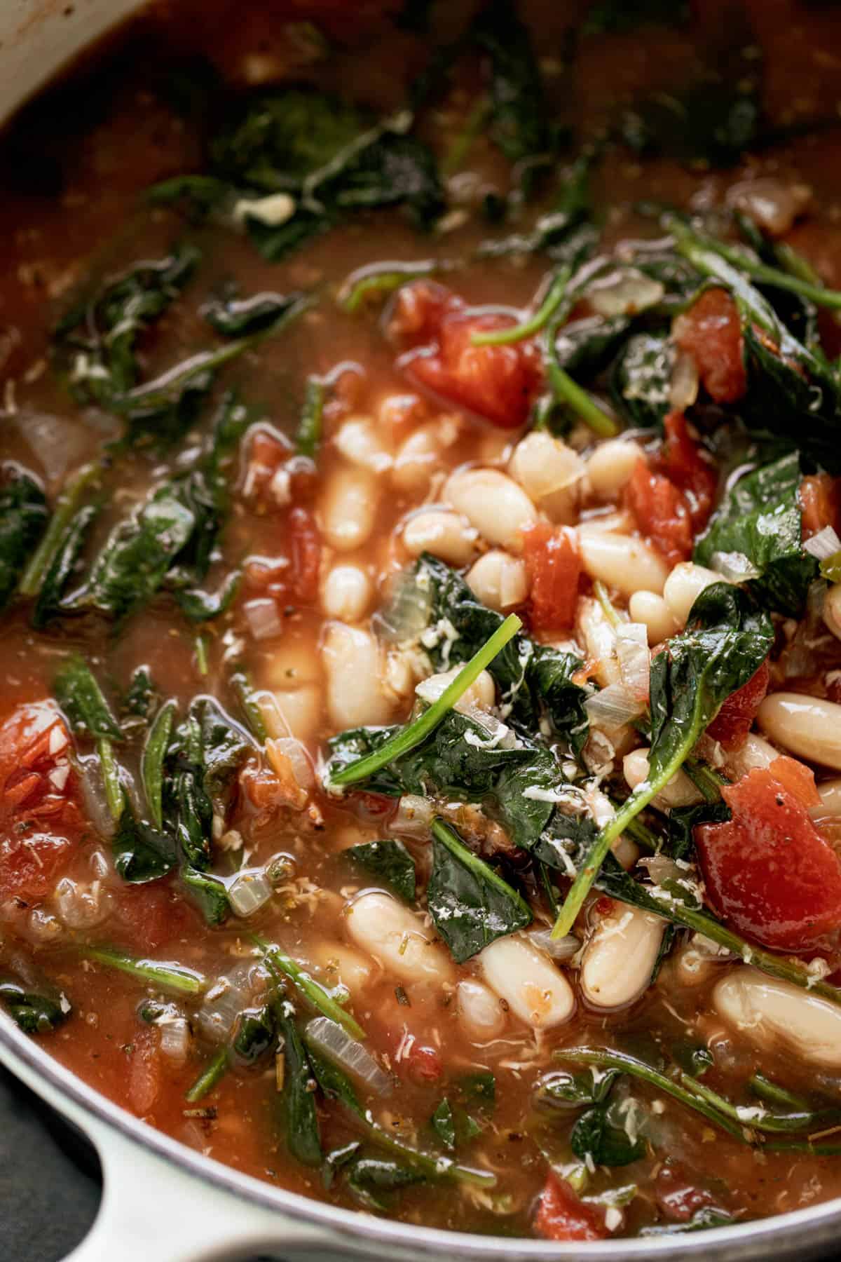 Soupe de Haricots Blancs au Parmesan et aux Épinards dans une casserole Le Creuset