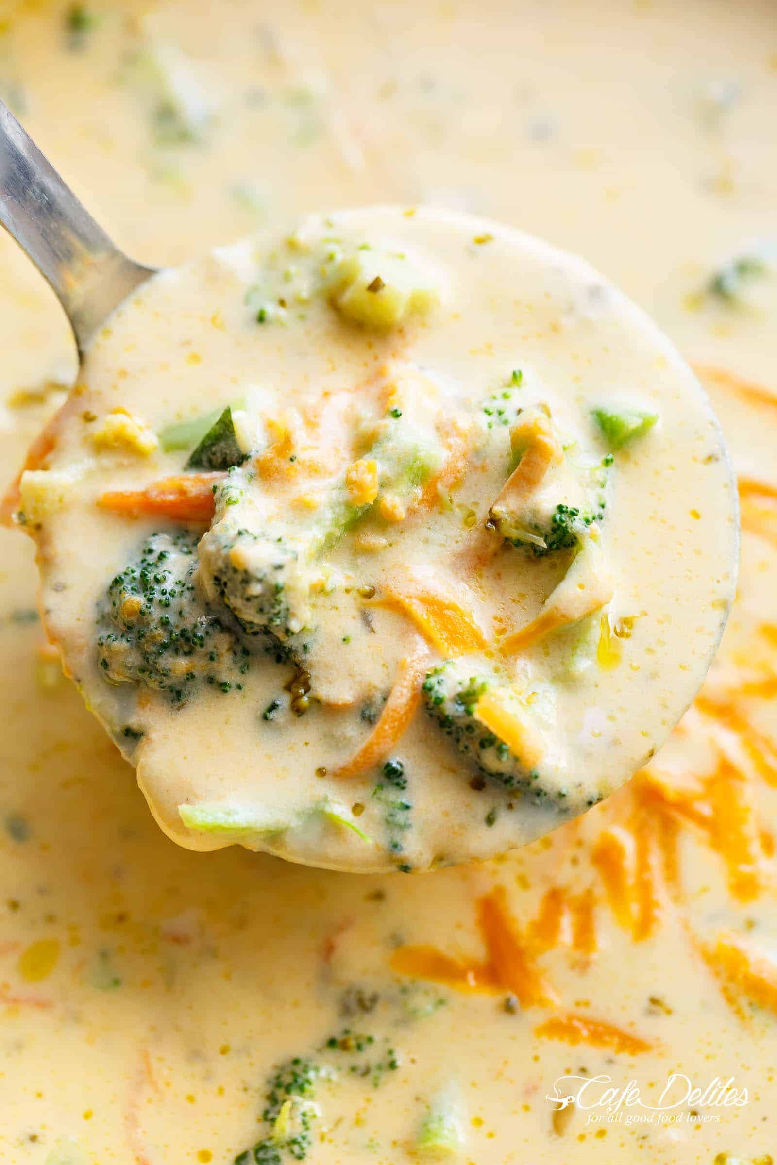 Gros plan de soupe de brocoli au fromage dans une louche.