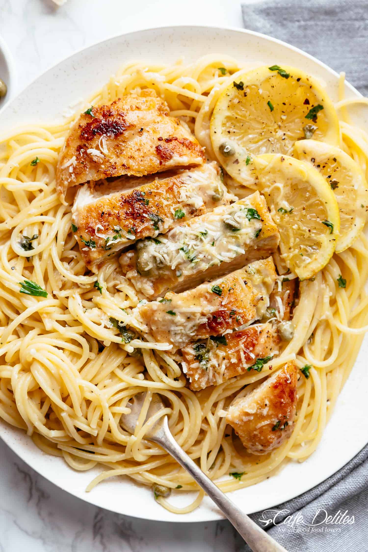 Poulet Parmesan Citron crémeux tranché avec des nouilles sur le côté