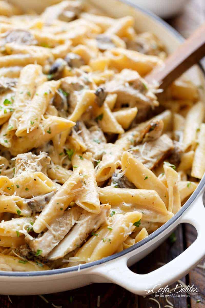 Lanières de poulet saisies mélangées à ces pâtes crémeuses aux champignons, avec de l'ail, des champignons et du fromage parmesan avec des herbes fraîches.