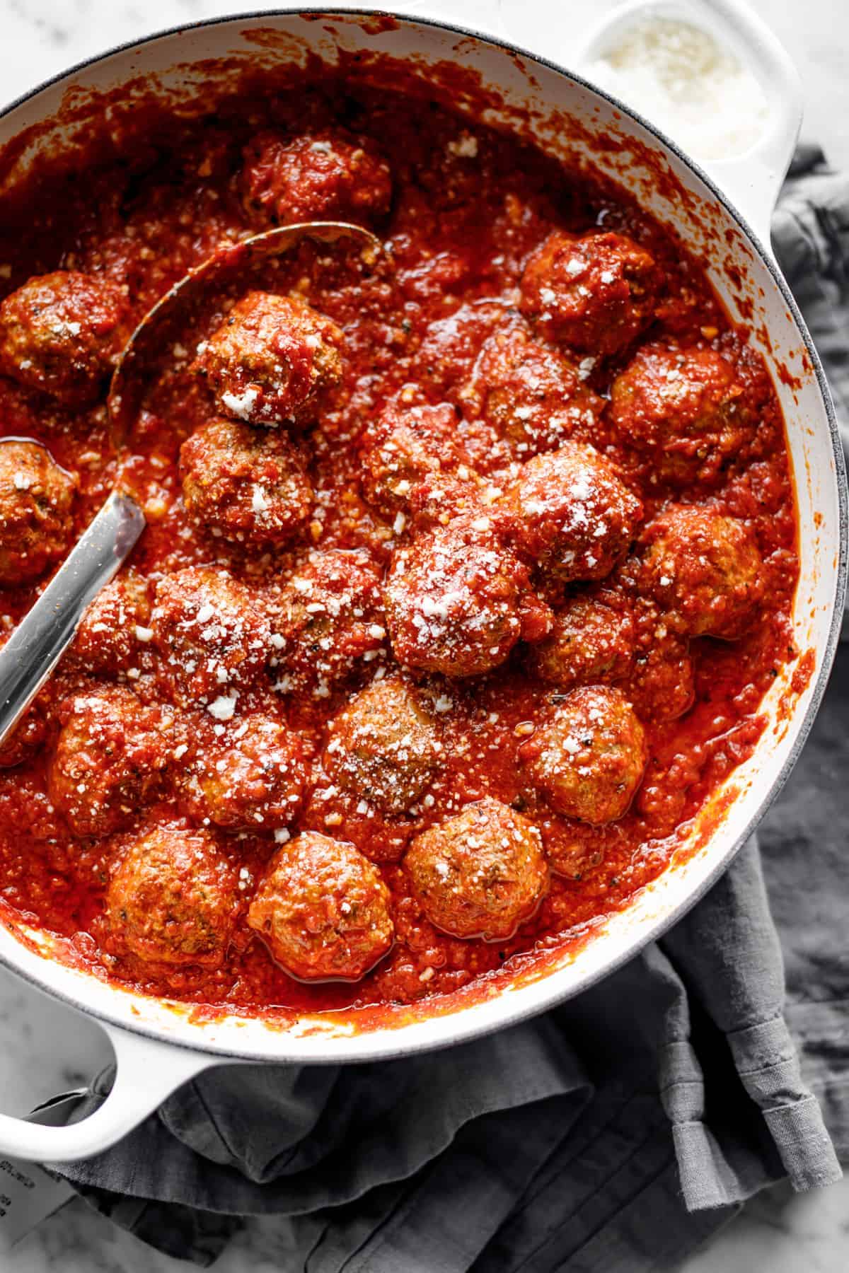 Boules de viande au four dans un plat avec une cuillère