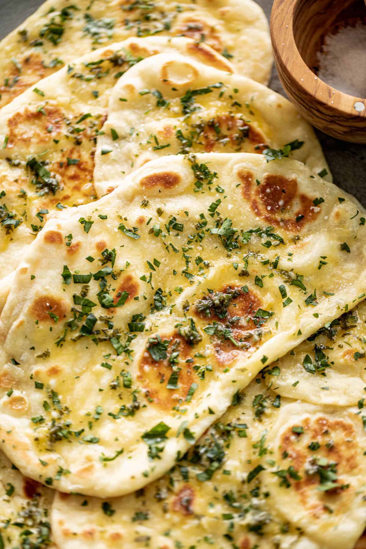 Image de Pain Naan Ail Beurré sur une assiette avec du beurre à l'ail et de la coriandre fraîche hachée