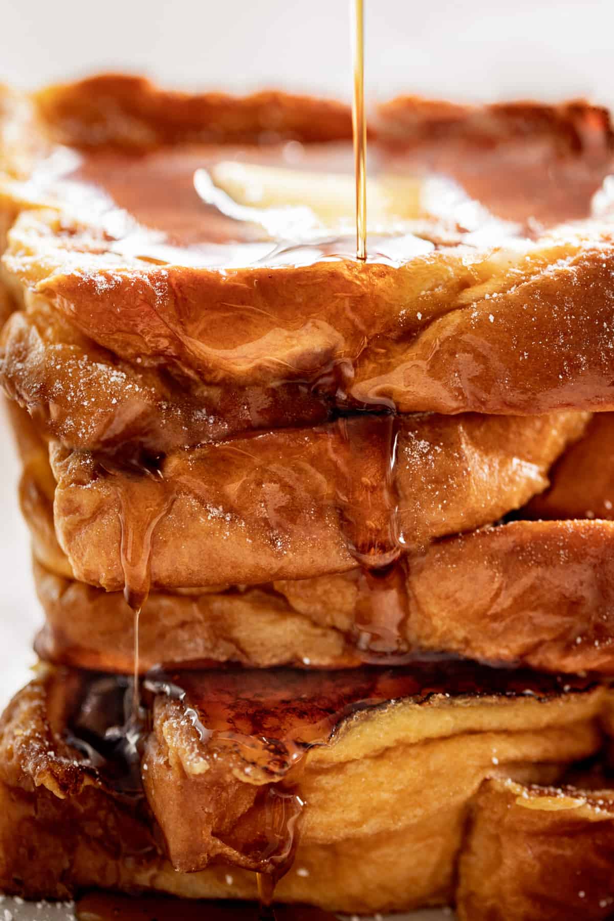 Vue latérale de la meilleure recette de pain perdu avec du sirop d'érable.