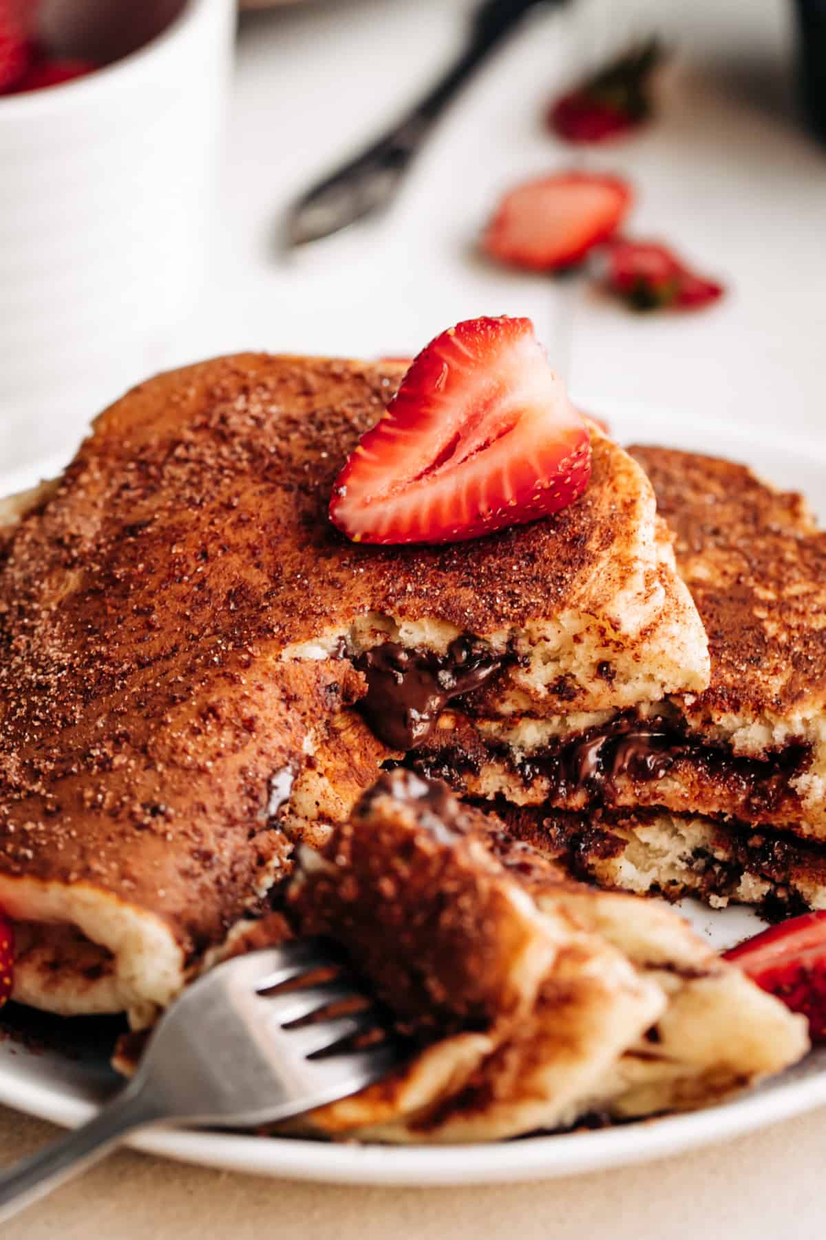 Une part de fraise sur des Crêpes de Churros fourrées au Chocolat.